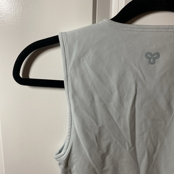 Aritiza TNAction TnaBUTTER Muscle Tank
Cropped crewneck tank Ice Blue XS - Picture 4 of 5